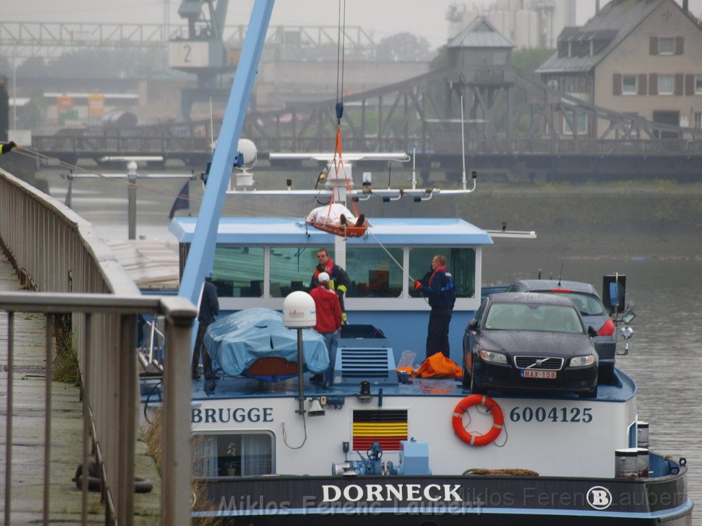 Bergung von Schiff Koeln Deutz nach Internistischen Notfall BF Koeln P06.JPG